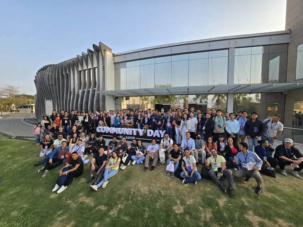 Más de cien integrantes de AWS User Group Ecuador posan frente al letrero del AWS Community Day Ecuador 2024 en la ESPOL, Guayaquil