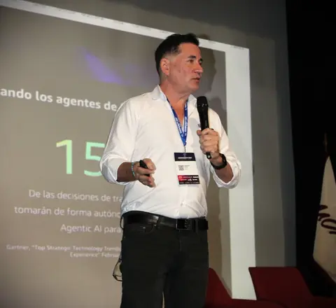 Un speaker presenta sobre agentes de IA en el AWS Community Day Ecuador 2025