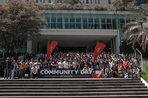 Cientos de asistentes del AWS Community Day Ecuador 2025 posan en las escaleras de la Universidad de las Américas en Quito