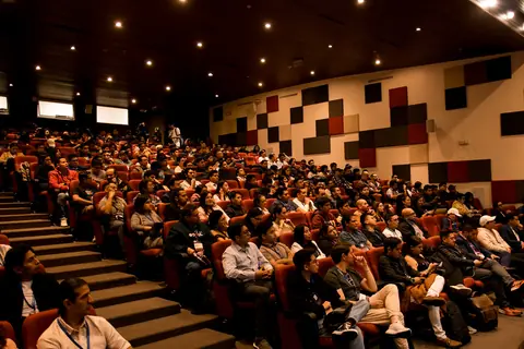 Vista del auditorio lleno durante una charla del AWS Community Day Ecuador 2025