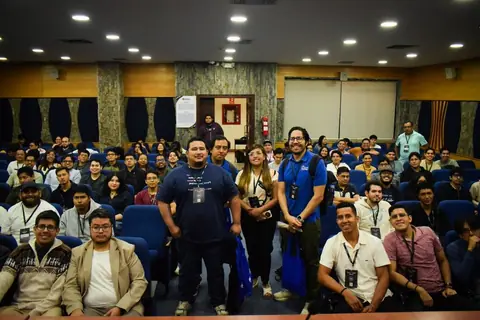 Asistentes del AWS Security Day posan en el auditorio de la UPS