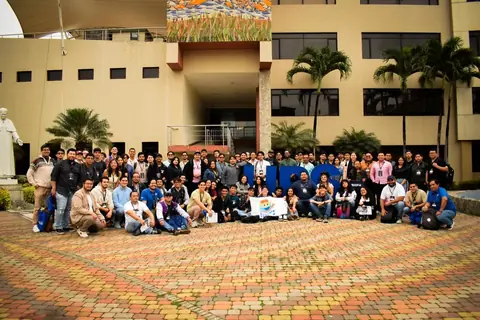 Foto grupal al aire libre de los asistentes del AWS Security Day
