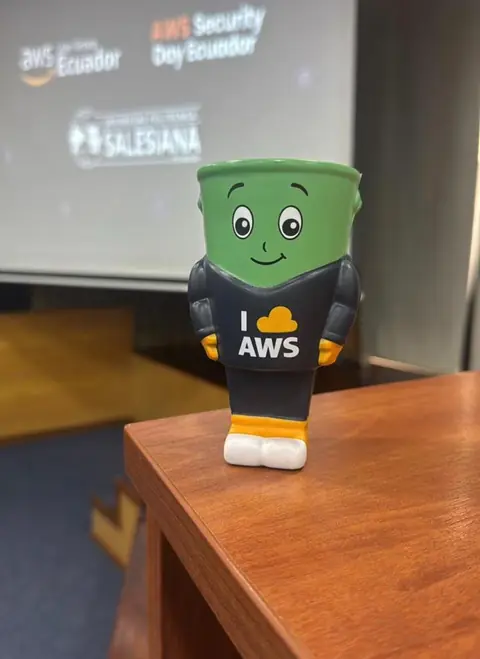 La mascota de AWS sobre el podio del AWS Security Day
