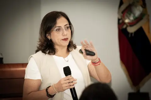 Una speaker comparte su experiencia en el encuentro de mujeres en tecnología