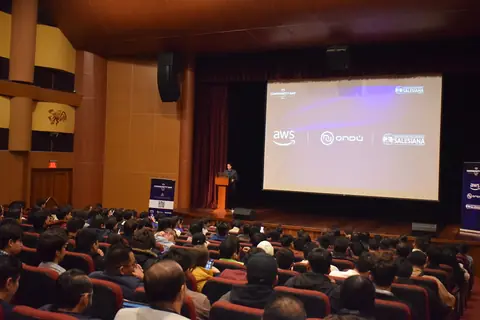 Auditorio lleno durante la apertura del AWS Community Day Ecuador 2026 en Cuenca