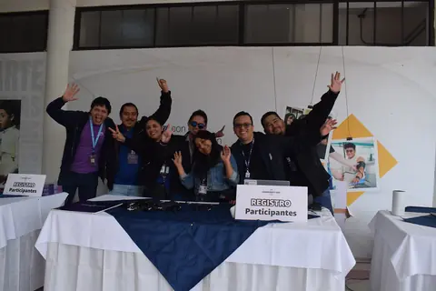 El equipo de registro recibe a los participantes del AWS Community Day Ecuador 2026