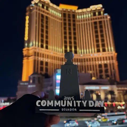 Réplica del monumento a la Mitad del Mundo de AWS Community Day Ecuador en Las Vegas durante AWS re:Invent